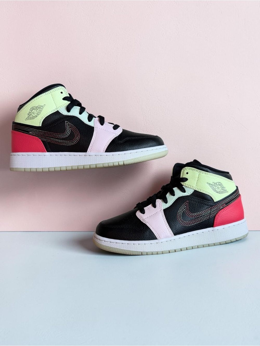 Air Jordan 1 Mid GS Glow in the Dark Size 6.5Y / Women’s 8